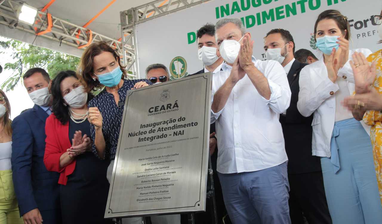 grupo de pessoas num palco